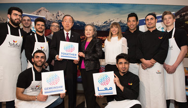 Le Secrétaire général de l’Organisation des Nations Unies visite un restaurant tenu par une équipe de réfugiés et d’Autrichiens